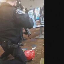 Policajac u kuglani u kojoj se dogodio napad (Foto: Screenshot AP)