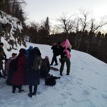 Policajci su djecu nosili kroz duboki snijeg (Foto: MUP) - 4