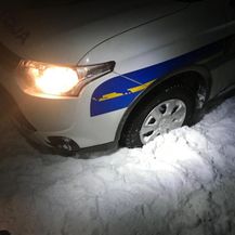 Policajci su djecu nosili kroz duboki snijeg (Foto: MUP) - 5