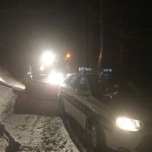 Policajci su djecu nosili kroz duboki snijeg (Foto: MUP) - 7