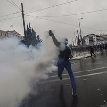 Policija na prosvjednike u Ateni baca suzavac (Foto: AFP)