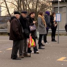 Ljudi čekaju autobus na Savskom mostu (Foto: Dnevnik.hr)