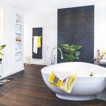 Sivo-bijelu kupaonicu možete podići žutim detaljima