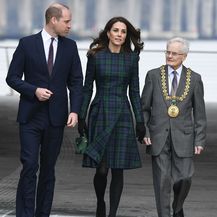 Catherine Middleton u već nošenim štiklama i kaputu starom barem šest godina - 1