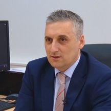 gledajte poliamoriju oženjenu i izlazeći pune epizode