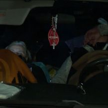 Bračni par iz Siska spava u autu