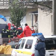 Hitne službe pomažu volonteru koji je pao s krova - 2