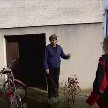 Volonteri Crvenog križa razgovaraju s ljudima - 2