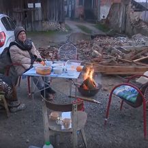 Žene na ulici nakon potresa u Banovini