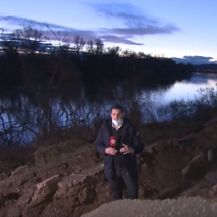 Domagoj Mikić u rupi nastaloj od potresa - 2