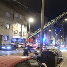 Vatrogasci uklanjaju opasne dijelove fasade