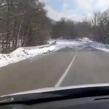 Snijeg na cesti