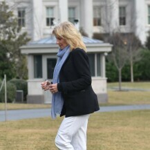 Jill Biden u pamučnim bijelim hlačama
