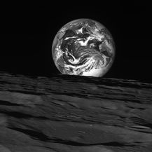 Crno-bijele fotografije Mjesečeve površine i Zemlje koje je poslala južnokorejska sonda Danuri - 1