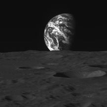 Crno-bijele fotografije Mjesečeve površine i Zemlje koje je poslala južnokorejska sonda Danuri - 2
