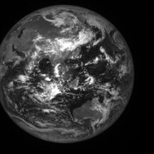 Crno-bijele fotografije Mjesečeve površine i Zemlje koje je poslala južnokorejska sonda Danuri - 4