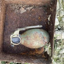 Pronađena ručna bomba u metalnoj kutijici