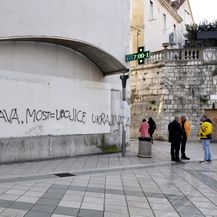 U Marmontovoj ulici nepoznata osoba ispisala grafite uvredljivog sadržaja - 12
