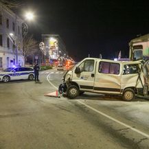 Pula: Putnički vlak udario u parkirani kombi - 2
