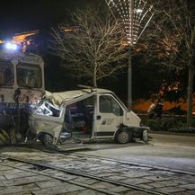 Pula: Putnički vlak udario u parkirani kombi - 3