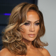 Jennifer Lopez s mednom nijansom kose