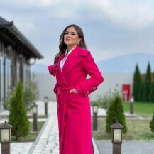 Zagrebačka street stylerica nosi ružičasti kaput brenda Mona