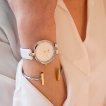 Žena nosi sat