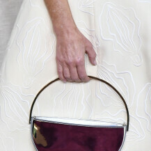 Gillian Anderson nosi srebrnu metalik torbu brenda Aquazzura