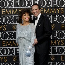 Dama Joan Collins sa suprugom na Emmyjima 2024. godine