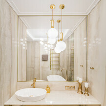 Zlatna izvrsno ide uz drvo, mramor i klasične bijele kupaonske elemente