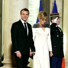Brigitte Macron u bijeloj haljini na državničkoj večeri u Parizu