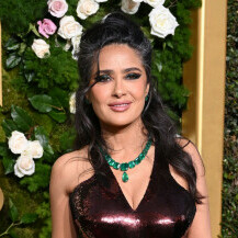 Salma Hayek sa sijedom kosom na 82. dodjeli nagrade Zlatni globus - 5