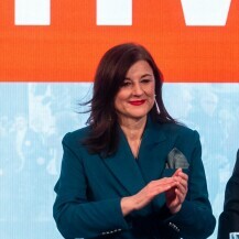 Sanja Musić Milanović u plavom odijelu nakon pobjede