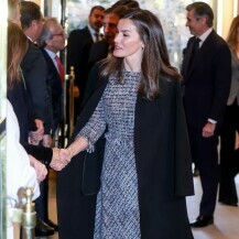 Letizia je preko haljine nosila crni kaput