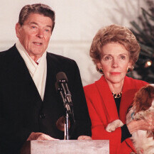 Ronald i Nancy Reagan sa svojim psom Rexom