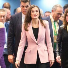 Kraljica Letizia u ružičastom sakou i crnim hlačama