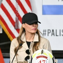 Melania Trump u Los Angelesu s kapom