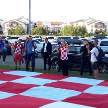 Predsjednica Grabar-Kitarović s navijačima uoči utakmice Hrvatske i Rusije (Foto: Dnevnik.hr) - 1
