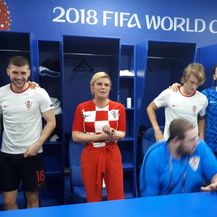 Predsjednica Grabar-Kitarović u svlačionici s nogometašima proslavila pobjedu nad Rusijom (Foto: Ured predsjednice RH) - 5