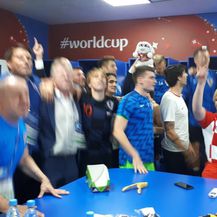 Predsjednica Grabar-Kitarović u svlačionici s nogometašima proslavila pobjedu nad Rusijom (Foto: Ured predsjednice RH) - 7