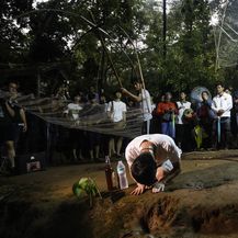 Obitelj i prijatelji ispred ulaza u tajlandsku špilju tijekom akcije spašavanja (Foto: AFP)