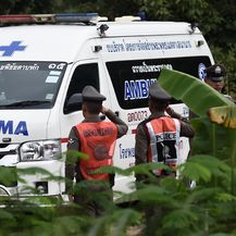Vozilo hitne pomoći u blizini špilje u kojoj su bili zarobljeni dječaci (Foto: AFP)
