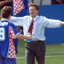 Ćiro Blažević i Davor Šuker u zagrljaju 1998. godine (Foto: AFP)