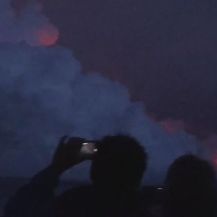 Turisti s broda promatraju lavu (Screenshot: AP)