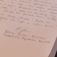 Predsjednica Grabar-Kitarović pisala u Knjigu žalosti za Olivera Dragojevića (Foto: Dnevnik.hr) - 2