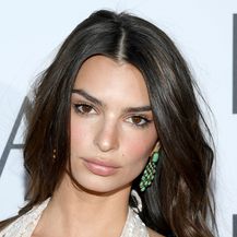 Emily Ratajkowski ima predivnu dugu i slojevito ošišanu kosu