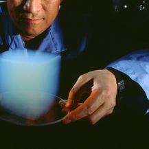 Znanstvenik drži aerogel od silike (Foto: Wikipedia)