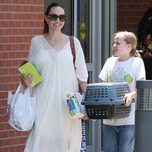 Angelina Jolie i njezina kći Vivienne kupile su zečića u pet shopu
