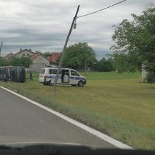 Autobus slovenskih registracija sletio s ceste u Tušiloviću - 3