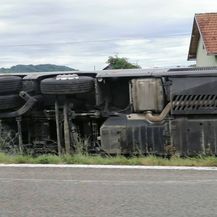 Autobus slovenskih registracija sletio s ceste u Tušiloviću - 4